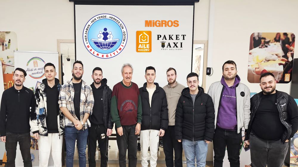  Migros Aile Kulüpleri, Halk Eğitim Müdürlükleri ve Paket Taksi iş birliğiyle moto kuryelik mesleğini edinmek isteyenlere, Milli Eğitim Bakanlığı sertifikalı yeni bir eğitim programı başlatıyor. Eğitimini tamamlayan uygun adaylar, Paket Taksi’de çalışma fırsatı yakalayacak.
