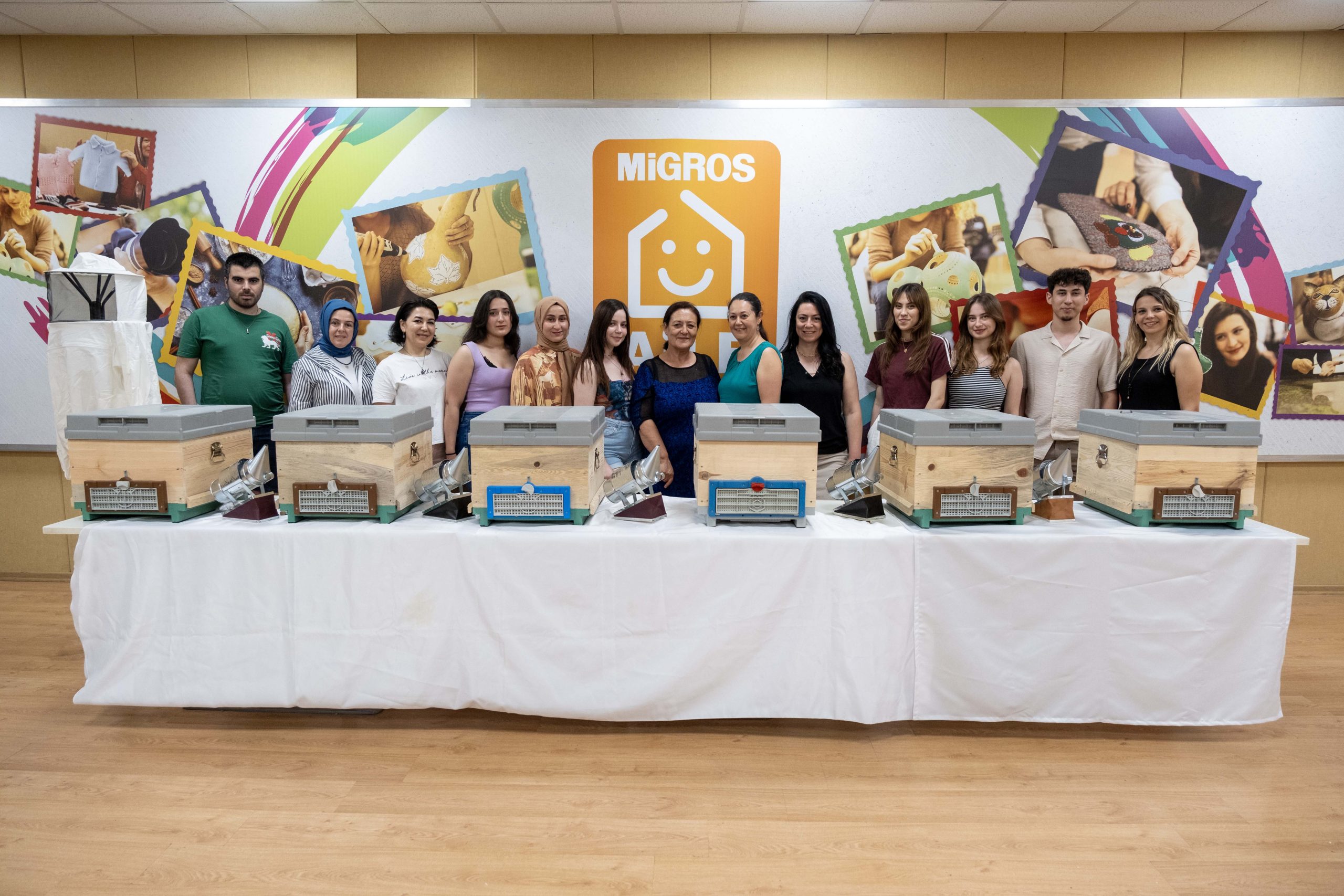  Migros Aile Kulüpleri, Tarım Orman İl / İlçe Müdürlükleri ve Halk Eğitim Merkezleri iş birlikleriyle gerçekleştirdiği MEB onaylı sertifikalı “Arı Yetiştiriciliği” kursları bugüne kadar 924 arı yetiştiricisini sektöre kazandırdı. Kurslarda arı yetiştiriciliğinin yanında arı sütü üretimi ve ana arı yetiştiriciliği, organik arı yetiştiriciliği ve uygulamalı arıcılık kursları da mevcut. 