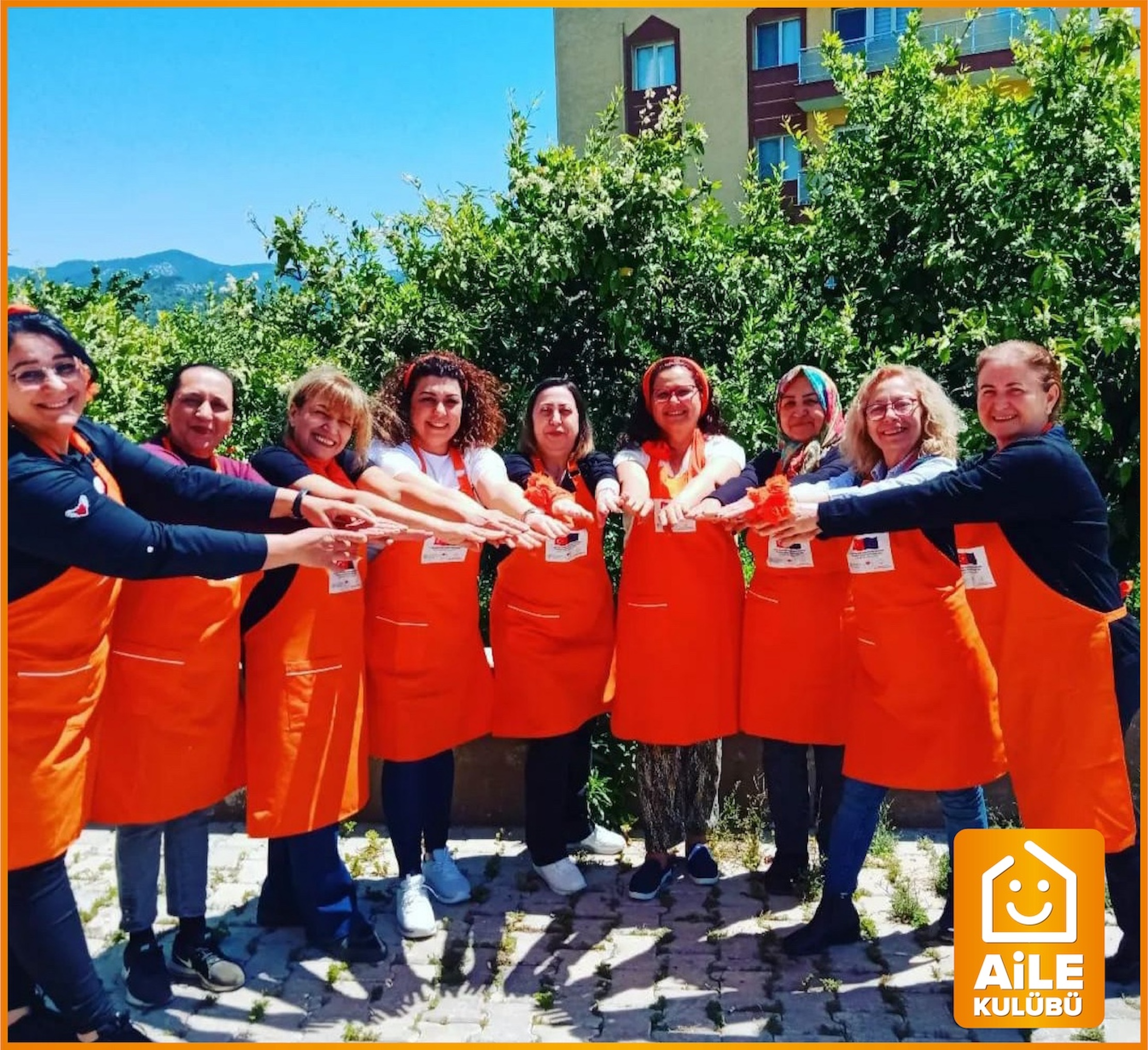  Migros Aile Kulüpleri’nde eğitimi tamamlayan “Turuncu Eller Tarımsal Kalkınma Kooperatifi” üyesi kadınların sıfır atık felsefesiyle üretime kazandırdıkları mandalinalarla yaptıkları ürünler GÜMÖZ markasıyla Migros raflarında yerini aldı.