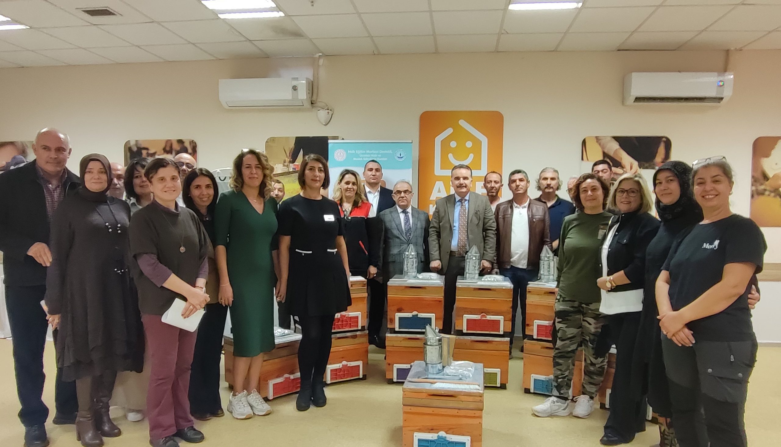 Migros Aile Kulübü’nün Edremit Halk Eğitim Merkezi ile birlikte düzenlediği Arıcılık Kursu sonrasında Edremit Kaymakamı Ahmet Odabaş, İlçe Milli Eğitim Müdürü, Tarım İlçe Müdürü, Halk Eğitim Merkezi Müdürü , Sosyal Yardımlaşma Merkezi Müdürlerinin katılımı ile gerçekleştirilen törenle, kursiyerlere Anavarza Bal işbirliğiyle arı yetiştiriciliği başlangıç seti hediye edildi.  