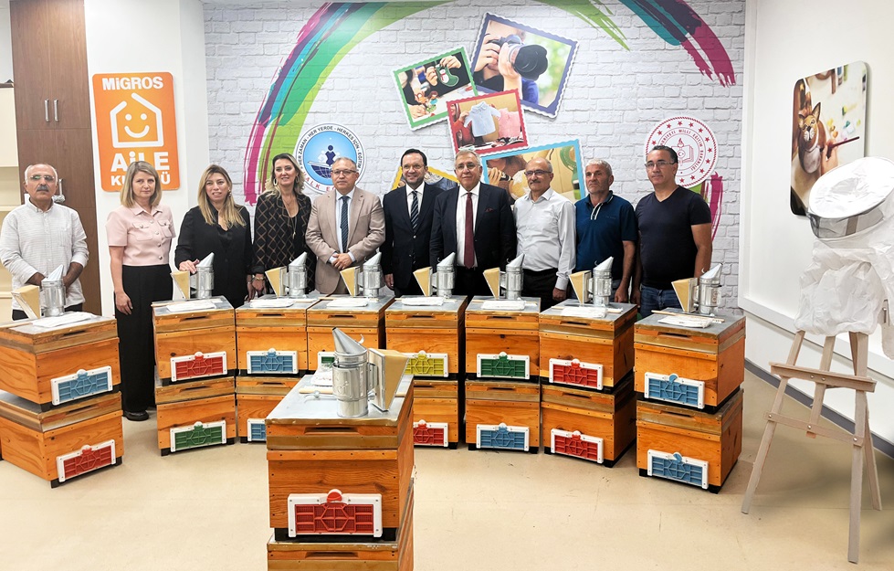 Migros Aile Kulübü, Yalova Halk Eğitim Merkezi ve Yalova Tarım ve Orman İl Müdürlüğü iş birliğiyle düzenlenen Arı Yetiştiriciliği kursiyerlerine Anavarza Bal iş birliğiyle arıcılık başlangıç seti hediye edildi. Gerçekleşen teslim törenine; Yalova Vali Vekili Mehmet Bahattin Atçı yanısıra Tarım ve Orman İl Müdürlüğü , Yalova Halk Eğitim Merkezi Müdürlüğü, Arıcılar Birliği idari kadrosu katıldı. 